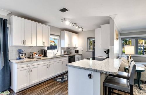 Poinsettia Heights House | Royal Palms Beach Bungalow – A Tranquil Escape
