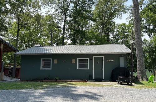 Dandridge Cabin | Rustic 2BR Fisherman’s Retreat on Douglas Lake!