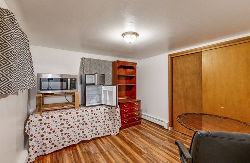 Russian Jack Park House | Rustic dog-friendly home close to skiing, mountains, and golf course