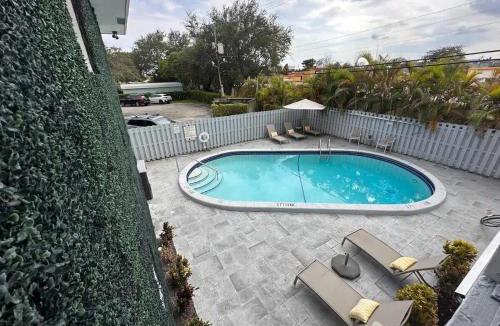 Poinciana Park Apartment | Rustic Retreats Cozy 1BR For 4 Guests Minutes From Las Olas