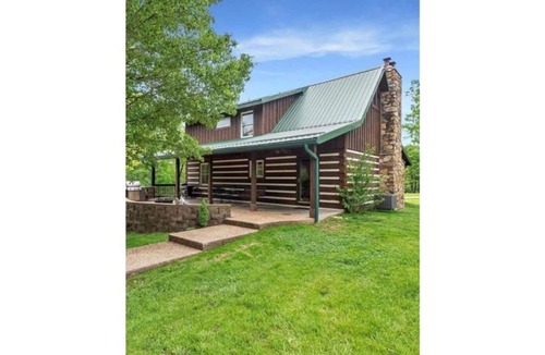 Owensville House | Rustic Romantic 3 B-Room Log Cabin/F-place