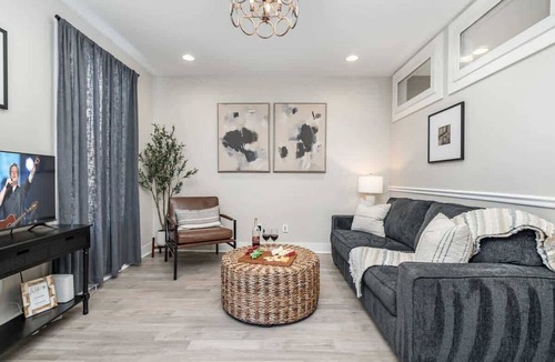 Rutledge Hill House | Rutledge After Dark - Walk to Broadway & The Gulch