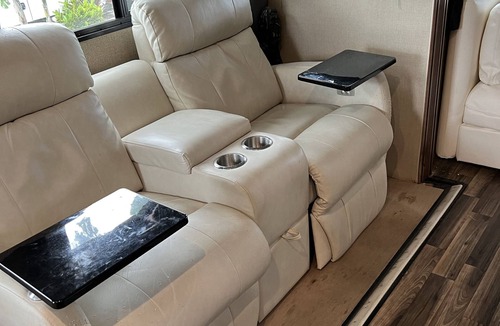 River Oaks House | RV in premiere park and marina on the New River