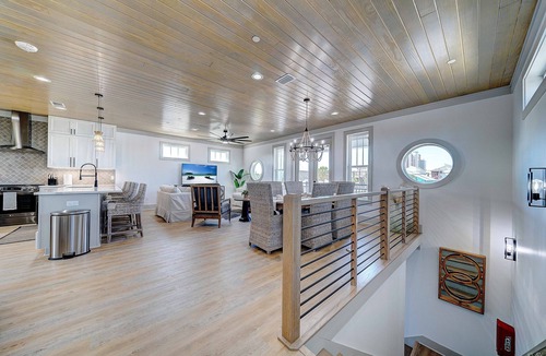 Holiday Beach House | Safari Street Stay - Steps 2 Beach! 2 units for 1 price! Sleep 16!