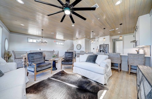Holiday Beach House | Safari Street Stay - Steps 2 Beach! 2 units for 1 price! Sleep 16!