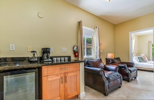 River Oaks Apartment | Salty Fox 5BD Oasis w Spa Beach Downtown