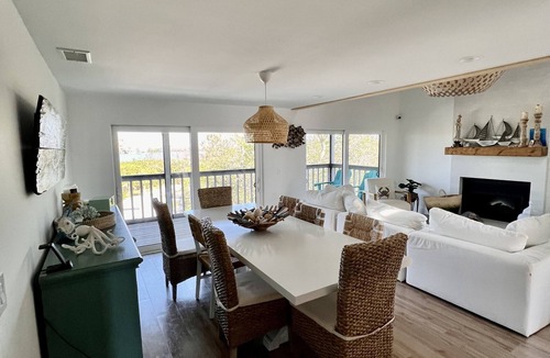 Safety Harbor Club House | SANTA CLARA! Coastal, modern 3BR ESCAPE, harbor view, boat slip, CLUB access