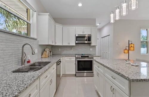 Bayou Oaks House | Sarasota House, A Perfect Beach Getaway! Spacious 4-bedroom house & Pool !