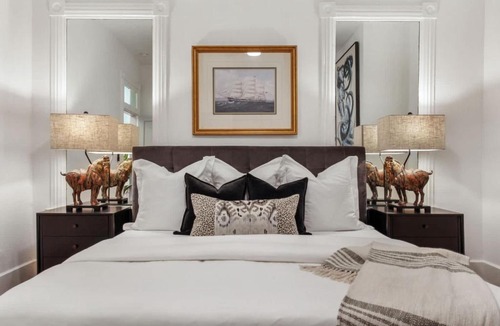 Savannah Victorian District House | Savannah 5BR Retreat Hot Tub Near Forsyth