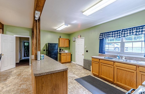 Waynesboro House | Scenic Mountain Top Retreat with 28 Beds