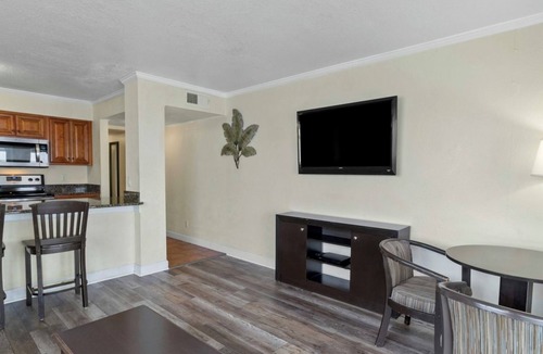 Rocky Point Apartment | Scenic Tampa Escape! Balcony w/Bay View, Outdoor Pool & Free Parking!