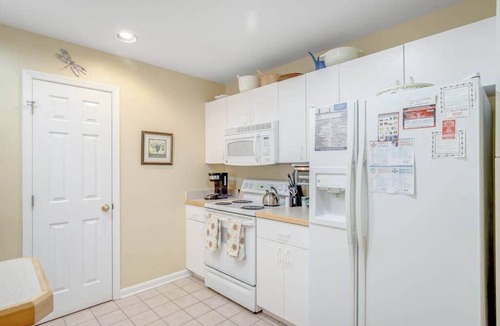 Bethany Beach Condo | Sea Colony Tennis 1st-floor condo with sauna, gym, & pool