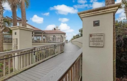 Sawgrass House | Seaclusion - Spacious condo w lanai & pool