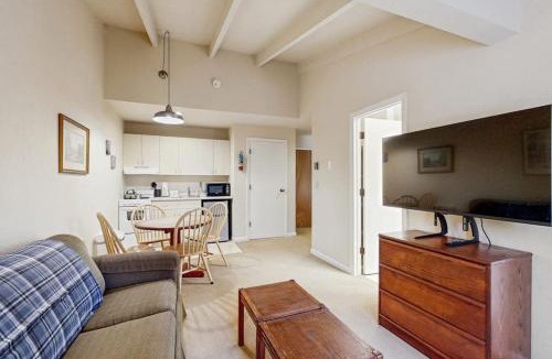 Warren Apartment | Seasons 307