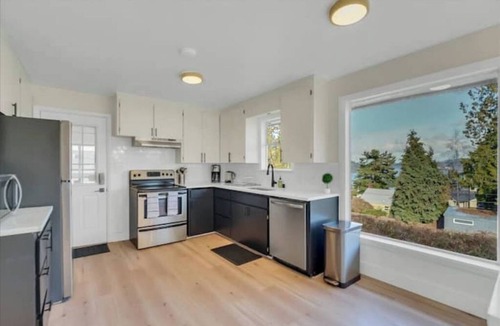Bryn Mawr-Skyway House | Seattle Lake View 6 BR House w/AC & Heat