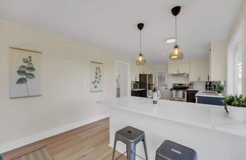 Bryn Mawr-Skyway House | Seattle Lake View 6 BR House w/AC & Heat