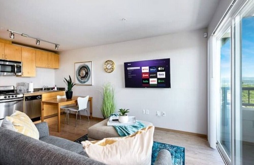 North Beacon Hill Apartment | Seattle Studio - Top-Floor Mt. Rainier Views - In-Unit W/D - Monthly