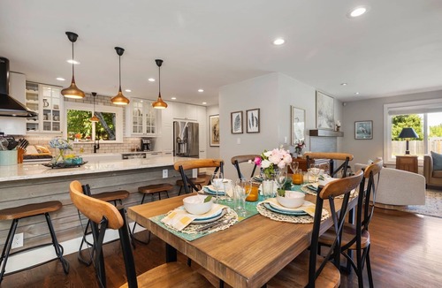 SeaTac House | Seattle World Cup and NW parks 3 Bedrooms central AC hot tub & outdoor living