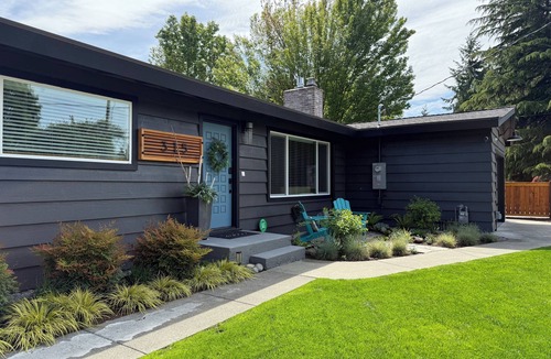 SeaTac House | Seattle World Cup and NW parks 3 Bedrooms central AC hot tub & outdoor living
