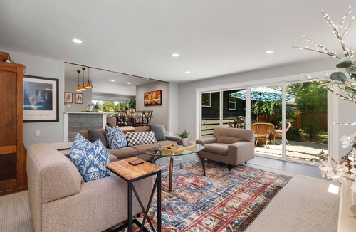 SeaTac House | Seattle World Cup and NW parks 3 Bedrooms central AC hot tub & outdoor living