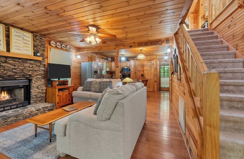 Townsend Cabin | SECLUDED♤Bonfire pit♤2 bdrm/2bath♤Pet friendly