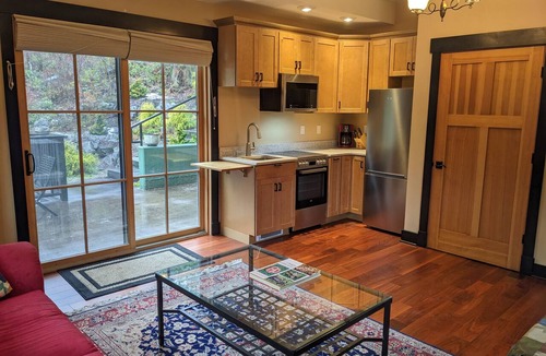 Sultan Apartment | Secluded lodge apt with hot tub in Cascade Mtn foothills Sultan Wash. Sleeps 4.