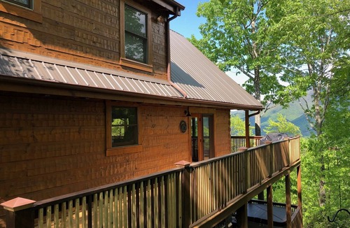 Wears Valley Cabin | Secluded Mountain Cabin, Amazing Views, Hot Tub,2 Miles to the GSM National Park