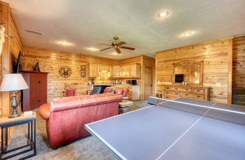Hiawassee Cabin | Secluded Mountain-Top Cabin with Stunning Sunset Views, Hot Tub and Fireplace