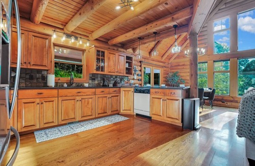 Mount Aetna Cabin | Secluded Retreat |Hot Tub, Game Room, Fire Pit