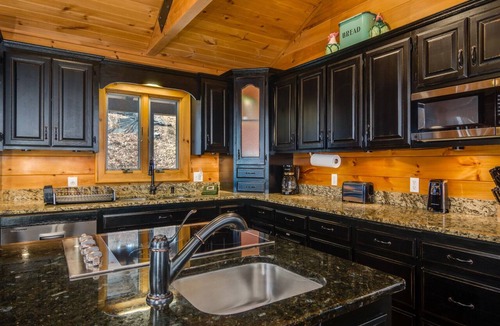 Hemp Cabin | SECLUDED-SPACIOUS-STUNNING MTN VIEWS-MASTER ON MAIN-POOL TABLE-ARCADE-FIRE PIT