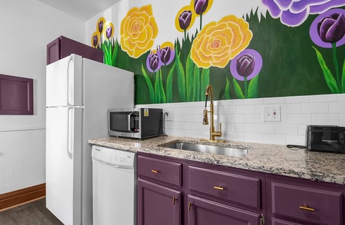 Italian Village House | Shalom Cottage Short North -Walk to Convention Ctr, Close to Hospitals & More