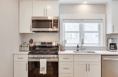 Hyannis House | Short walk to ④FOUR beaches & downtown Hyannis * Central AC * Hot Tub!