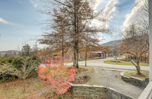Warren Condo | Ski getaway near the slopes with private balcony & mountain views