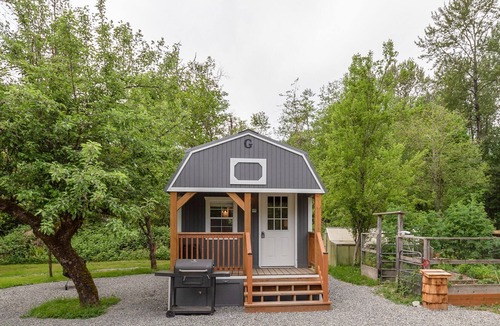 Monroe House | Skyko Estate Tiny House -beachfront, pet friendly, near wine country+hikes