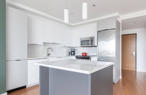 Chinatown Apartment | Sleek Downtown 1BR w/W/D in unit, Gym, Doorman by Blueground