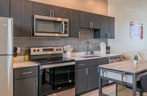 Maryvale Village Hotel | Sleek Stay 4mins to State Farm Stadium
