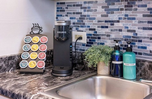 Printers Row Apartment | Sleep 14 | Downtown, Vintage 5bd/2ba (gym+patio)