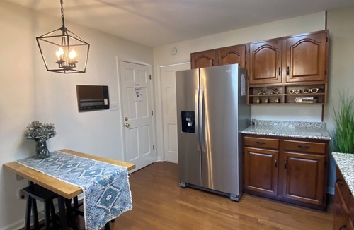 Bristol House | Sleeps 10 close to all attractions! BMSpeedWay, DT, Casino, Holston & Boone Lake