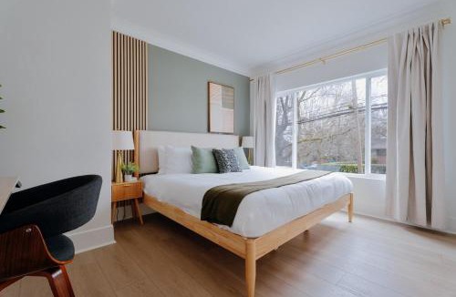 Judkins Park House | Sleeps 12 3 Kitchen Walk to Link Light Rail