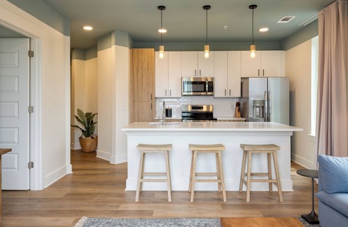 Nashville Hotel | Sleeps 20 Prime 12 South Location 2 4BDR Suites | The Gilmore by AvantStay