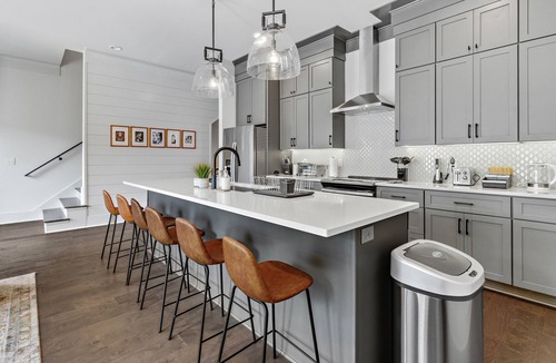 Eastwood House | * SLEEPS 24* Keep the Secret 3 - *2 Units * 8BR* 8BA * Amazing townhomes*