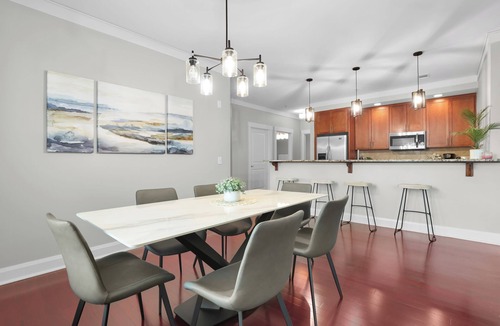 Old West Broad Neighborhood House | Sleeps 28 4 Suites in Walkable Historic District | The Juliette by AvantStay