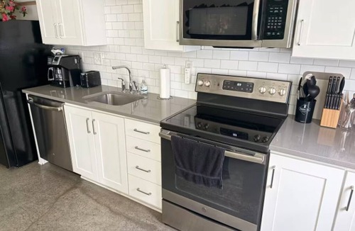 South Nashville Condo | Sleeps 6 near Downtown,Soccer Stadium,Raceway,Flea Mkt,Dog Park,Wifi,Laundry,Zoo