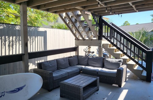 Holiday Beach House | Sleeps 8 Waterview with Kayaks & Bikes! GREAT Outdoor seating for 12 & LAP POOL