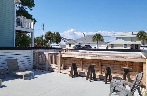 Holiday Beach House | Sleeps 8 Waterview with Kayaks & Bikes! GREAT Outdoor seating for 12 & LAP POOL
