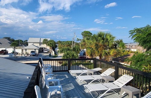 Holiday Beach House | Sleeps 8 Waterview with Kayaks & Bikes! GREAT Outdoor seating for 12 & LAP POOL