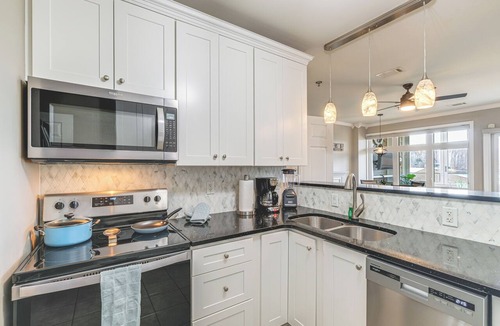 Huddleston Condo | Smith Mountain Lake Retreat w/Resort Amenities!