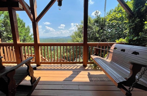 Murphy Ski Chalet | Smokey Mountain Dreaming - mountain views, hot tub & much more!
