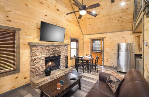 Pittman Center Cabin | Smoky Mountain Cabin w/Hot Tub, Loft Game Room