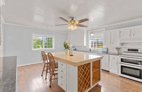 Snohomish House | Snohomish 10+Acre 5BR | Hot Tub, Pond & Stables